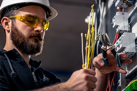 Eletricista da OCG Facility realizando instalação elétrica em condomínio SP