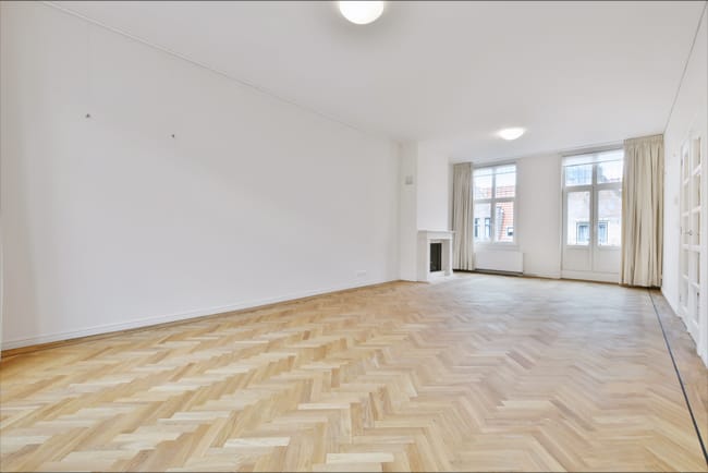 Quarto depois da reforma completa com teto drywall, pintura e piso vinílico pela OCG Facility